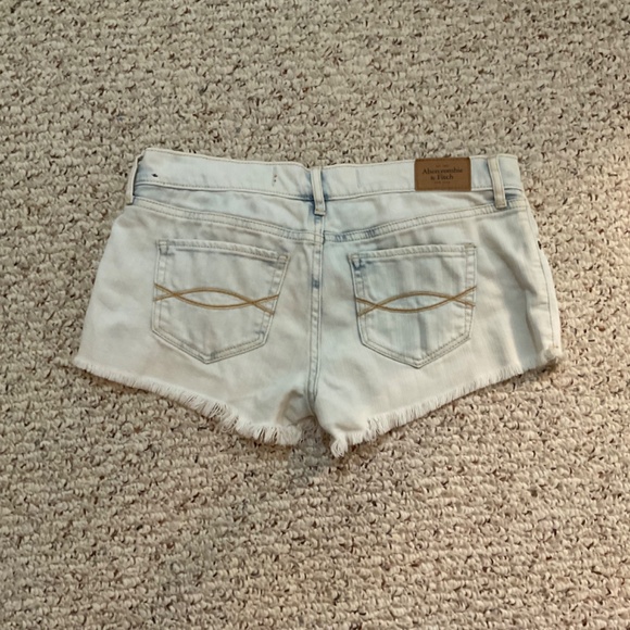 Abercrombie & Fitch light wash distressed denim shorts size 0/25 - Picture 2 of 3